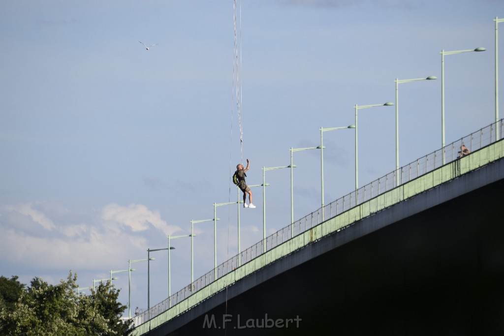 Koelner Seilbahn Gondel blieb haengen Koeln Linksrheinisch P521.JPG - Miklos Laubert